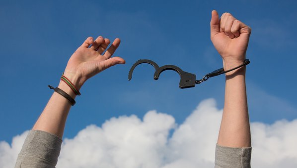手錠が外れる 自由のイメージ
